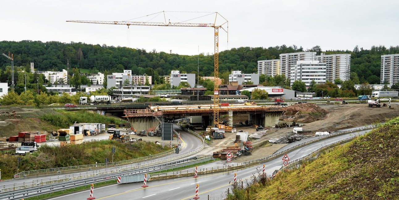 Auf dieser neuen Brücke (vorne) wird die Richtungsfahrbahn Stuttgart liegen. Sie wird temporär in Gegenverkehr betrieben, bis die neue Autobahn in Fahrtrichtung Singen fertig ist.