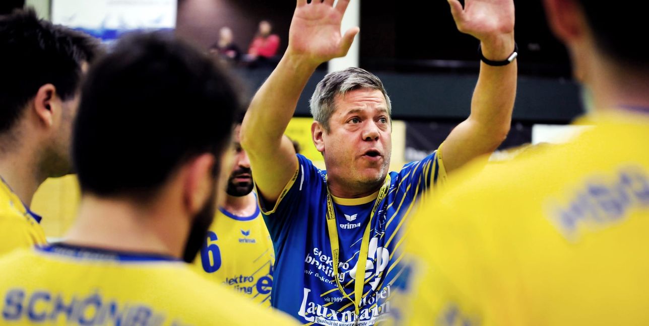 HSG-Trainer Holger Breitenbacher trieb seine Spieler immer wieder an.  Am Ende wurden die Bemühungen mit dem ersten Punkt belohnt.