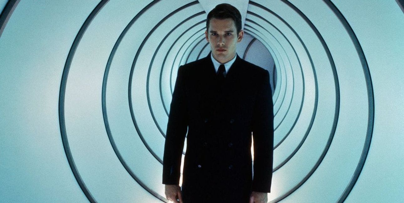 In „Gattaca“ haben nur Menschen aus der Retorte eine Chance. Ethan Hawke grübelt.