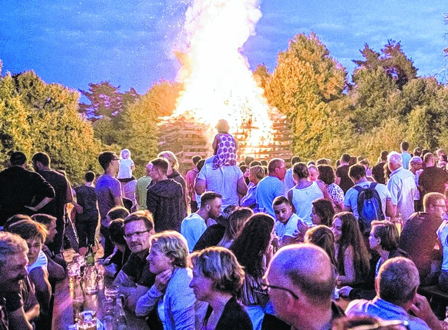 Das Höhenfeuer in Ostelsheim zog dieses Mal mehr Besucher als in den Vorjahren an.   Bild: Richter