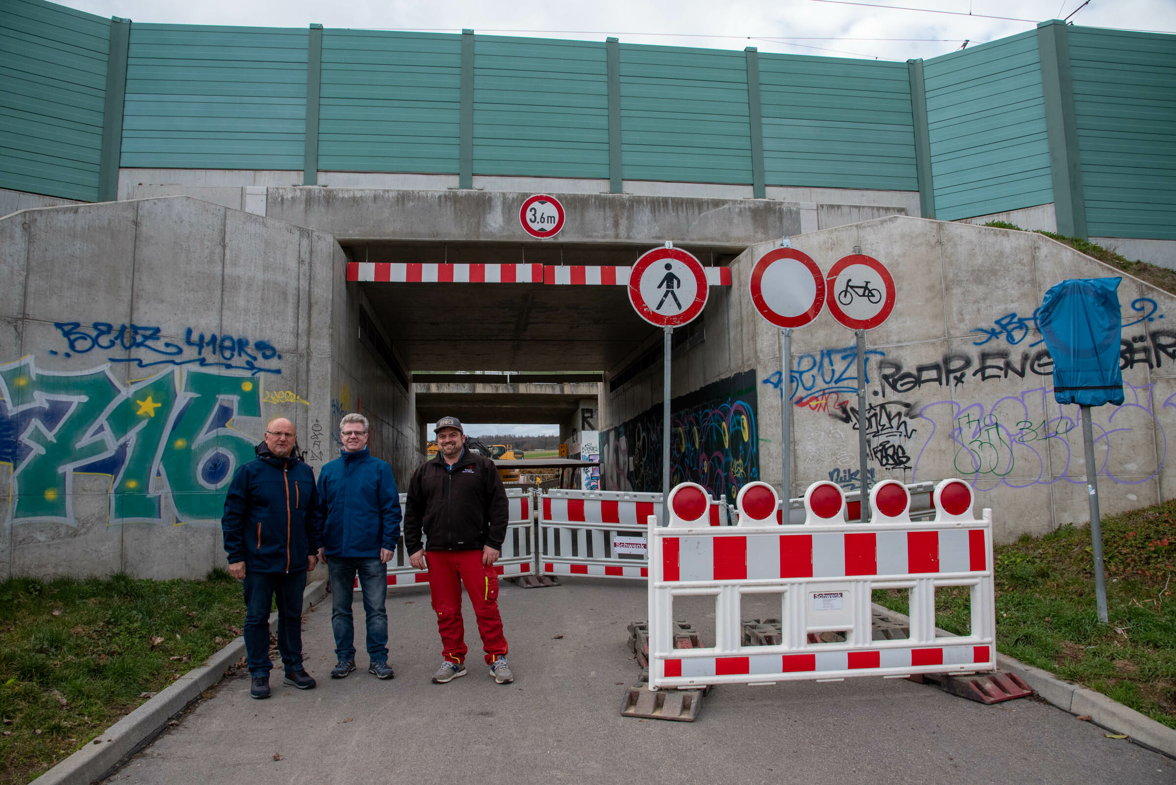 Kein Durchkommen ist für Monate auch bei der Unterführung am Gärtringer Weg. Karl-Heinz Naß, Bernd König und Stefan Tafel (von links) bemämgeln die schlechte Kommunikation und Ausschilderung der Sperrungen. Bild: Nüßle