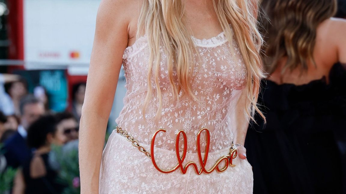 Sienna Miller entschied sich auf dem roten Teppich in Venedig auch für transparenten Stoff (Archivbild).