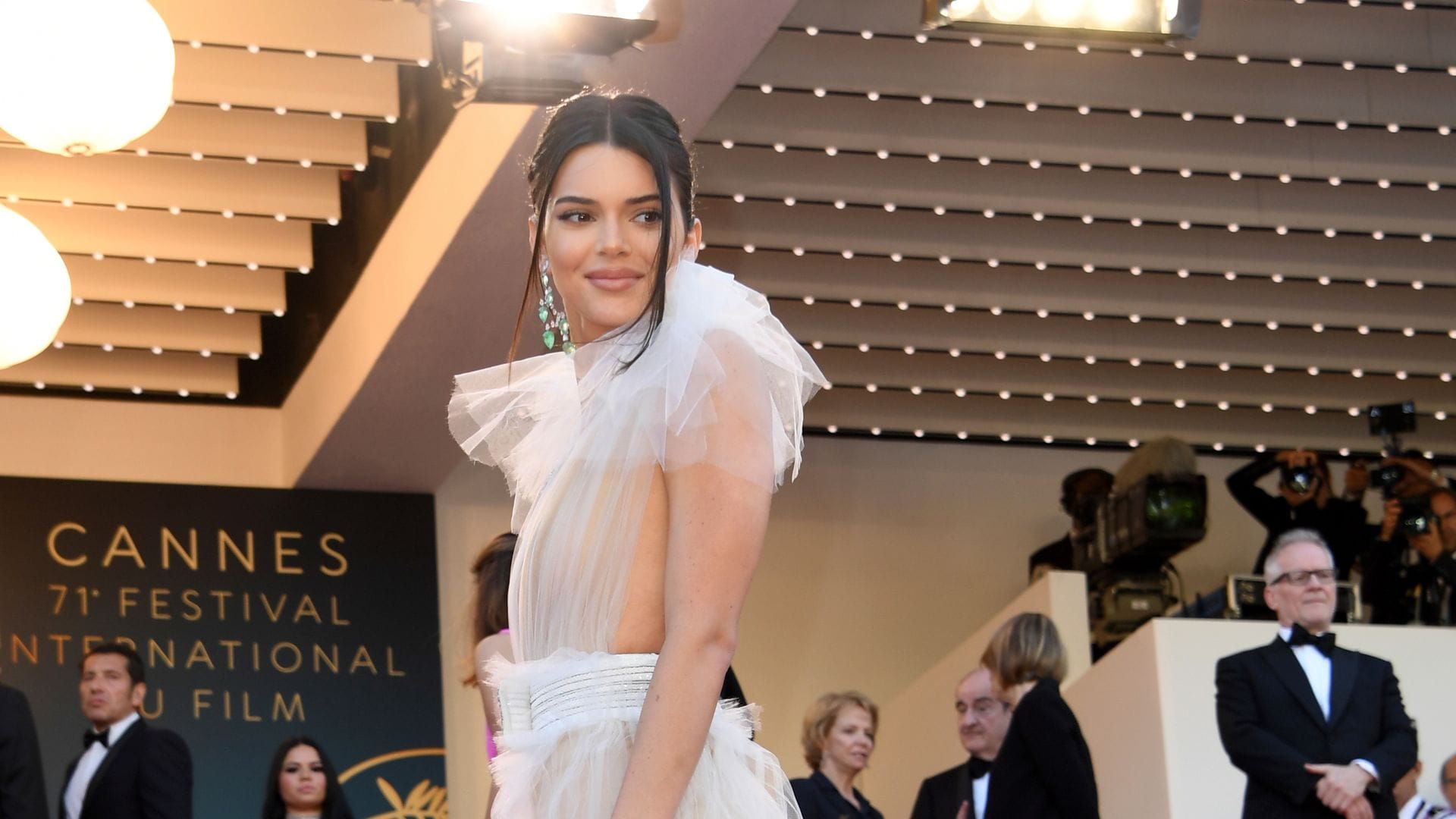 Kendall Jenner sowohl transparent als auch voluminös gekleidet 2018 in Cannes.