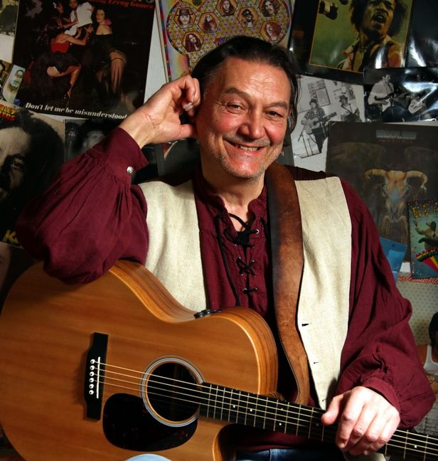 „Theo live“ tritt am Samstag im „Freddchen“ auf.