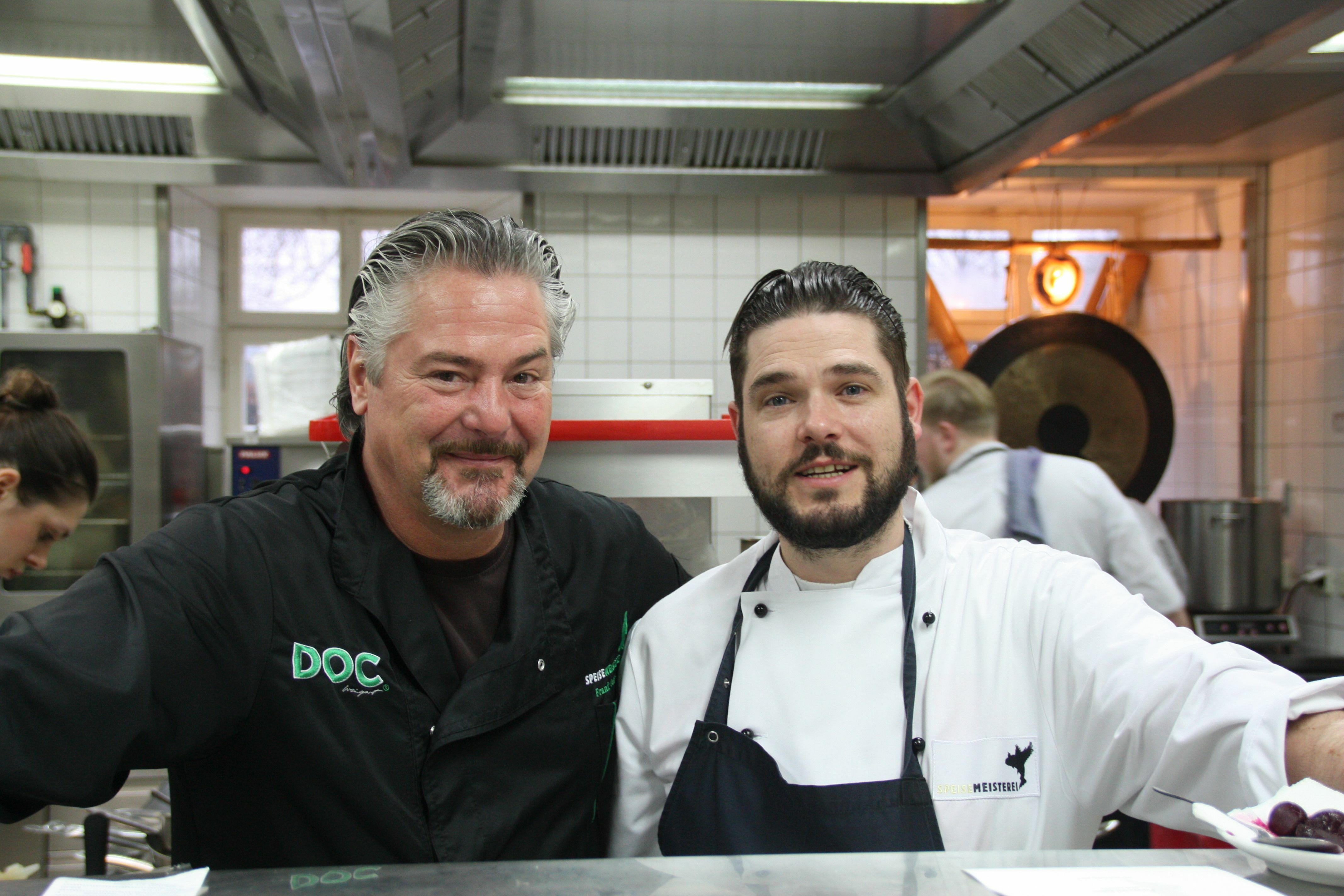 Der Stuttgarter Sterne- und Fernsehkoch Frank Oehler (links) verlagert mit seinem Kompagnon und Küchenchef Markus Eberhardinger sein gastronomisches Angebot für rund einen Monat nach Böblingen. Bild: Jung
