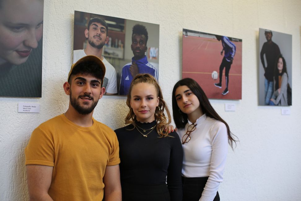 Speed-Dating der Kulturen mit den Schülern (von links) Khalid Mohammed, Leonie Huttenlocher und Sinem Karabulut. Bild: Cakir