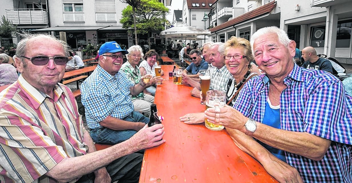 Beim Magstadter Brauereiplatzfest sitzt man gerne zusammen, wenn auch das Bier längst nicht mehr hier gebraut wird. Bild: Richter