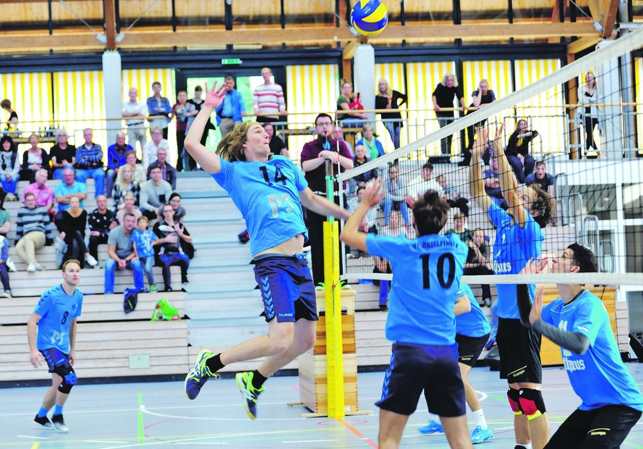 Nico Dworschak hebt ab. Mit seinem VfL Sindelfingen ist er in der Regionalliga angekommen. Es ist noch etwas Luft nach oben. Bild: automotorart