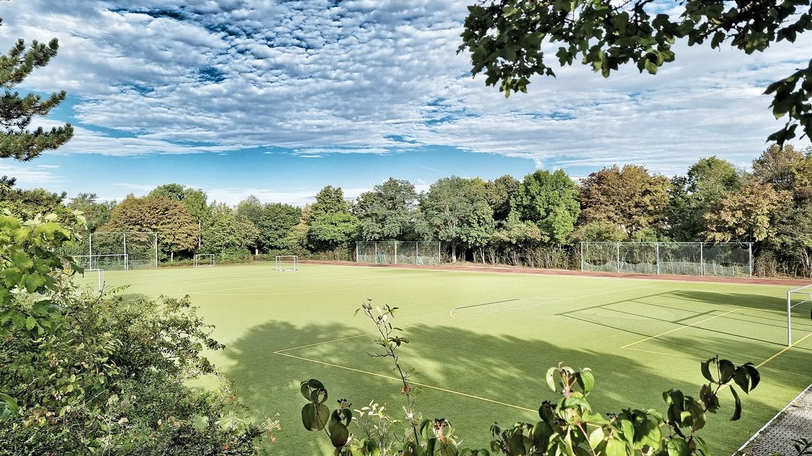 Der Kunstrasenplatz an der Bussardstraße ist in die Jahre gekommen. Bild: Hamann