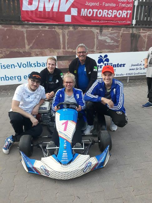Deutshe Meister: Marcel Herok, Jasmin Treder, Erik Sifra (vorne von links),  Moritz Berg und Trainer Frank Koch (hinten).