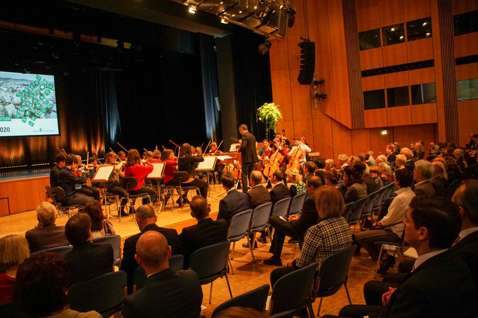 Beim Sindelfinger Neujahrsempfang sorget das SMTT-Streichorchester für Begeisterung in der Stadthalle. Bild: Dettenmeyer