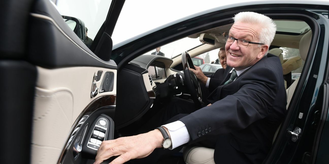 Der baden-württembergische Ministerpräsident Winfried Kretschmann nutzt für außerstädtische Fahrten einen Plug-in-Hybrid. Im Stadtverkehr und in der Region sind es ein vollelektrischer Audi E-Tron, bei Fahrten Kretschmanns  in  Berlin eine vollelektrische Mercedes-Benz B-Klasse.