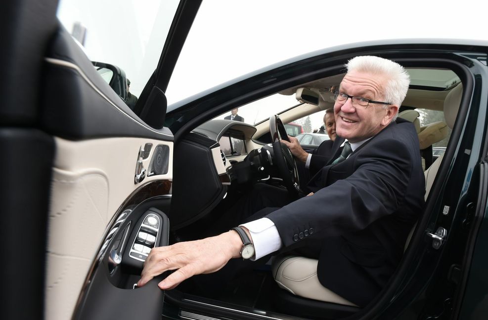 Der baden-württembergische Ministerpräsident Winfried Kretschmann nutzt für außerstädtische Fahrten einen Plug-in-Hybrid. Im Stadtverkehr und in der Region sind es ein vollelektrischer Audi E-Tron, bei Fahrten Kretschmanns  in  Berlin eine vollelektrische Mercedes-Benz B-Klasse.