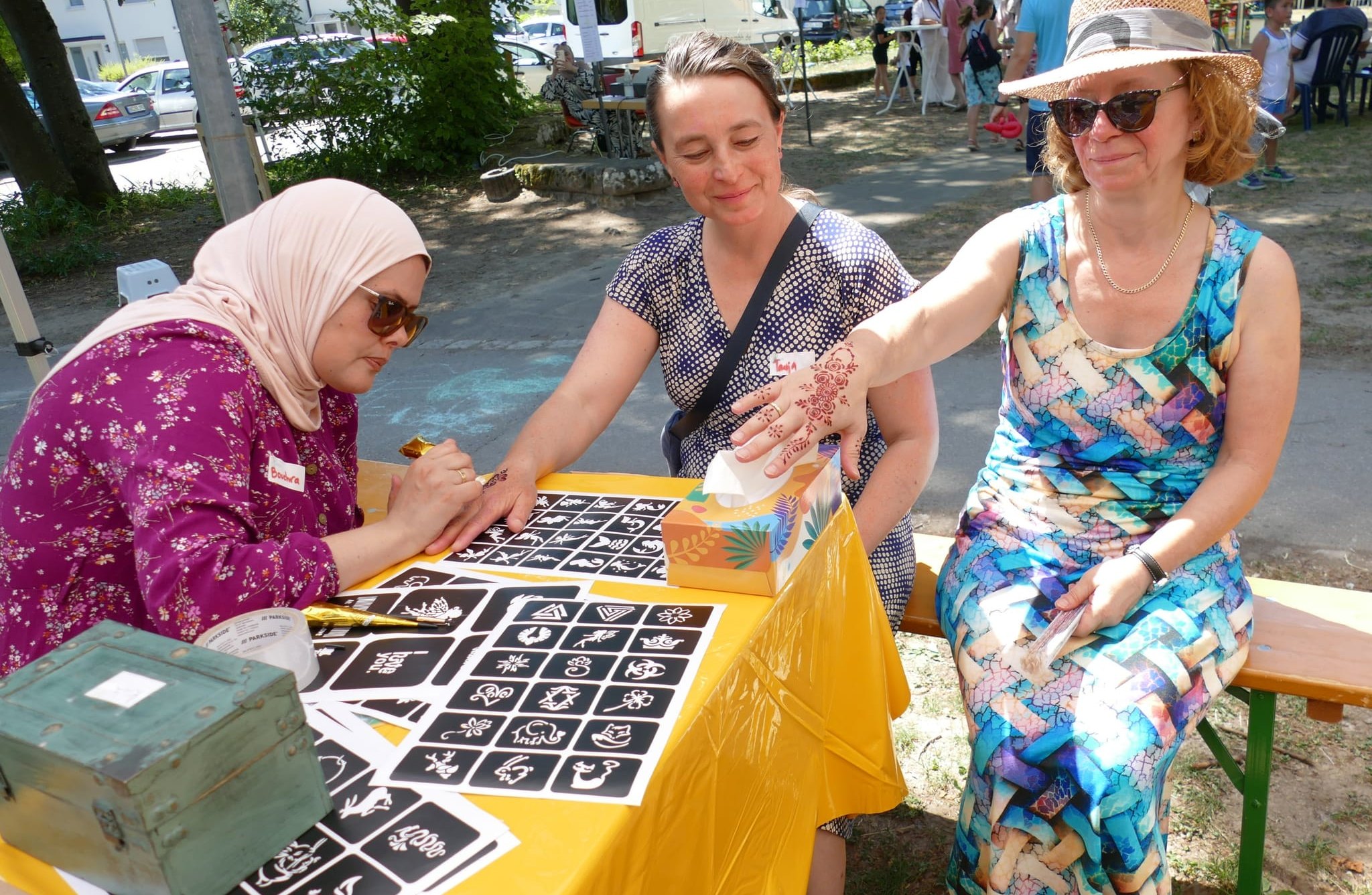 Bouchra kreiert Tanja Röser ein Henna-Tattoo.