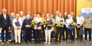 Ehrung für langjährige Mitglieder beim TV Darmsheim (von links): Erster Bürgermeister Christian Gangl, Günther Dreher, Marianne Borchardt-Griebel, Werner Salzer, Gerd Körber, Wolfgang Strohm, Claudia Klopfer, Edeltraud Dreher, Ingrid Spinner, Ursula Kuhm, Michaela Krauss-Boahen, Heinrich Späth, Waltraud Schmid, Daniel Kaufmann, Lore Zeh, Roland Mundle, Ralf Völlnagel und der stellvertretende Vorsitzende Claus Lehners.  Bild: Reichert