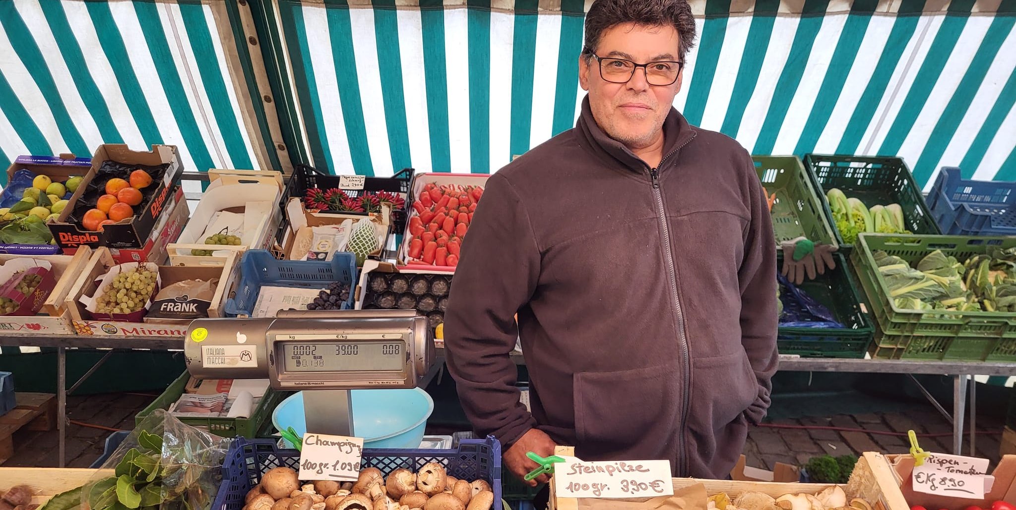 Giromalo Anzolone auf dem Sindelfinger Wochenmarkt mit Champignons und Steinpilzen.