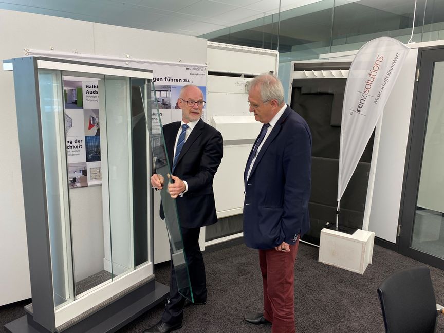 Firmengründer Jochen Renz erläutert dem Vizepräsidenten des Europäischen Parlaments Rainer Wieland MdEP das eigenentwickelte Klimamodul. Bild: Renz Solutions