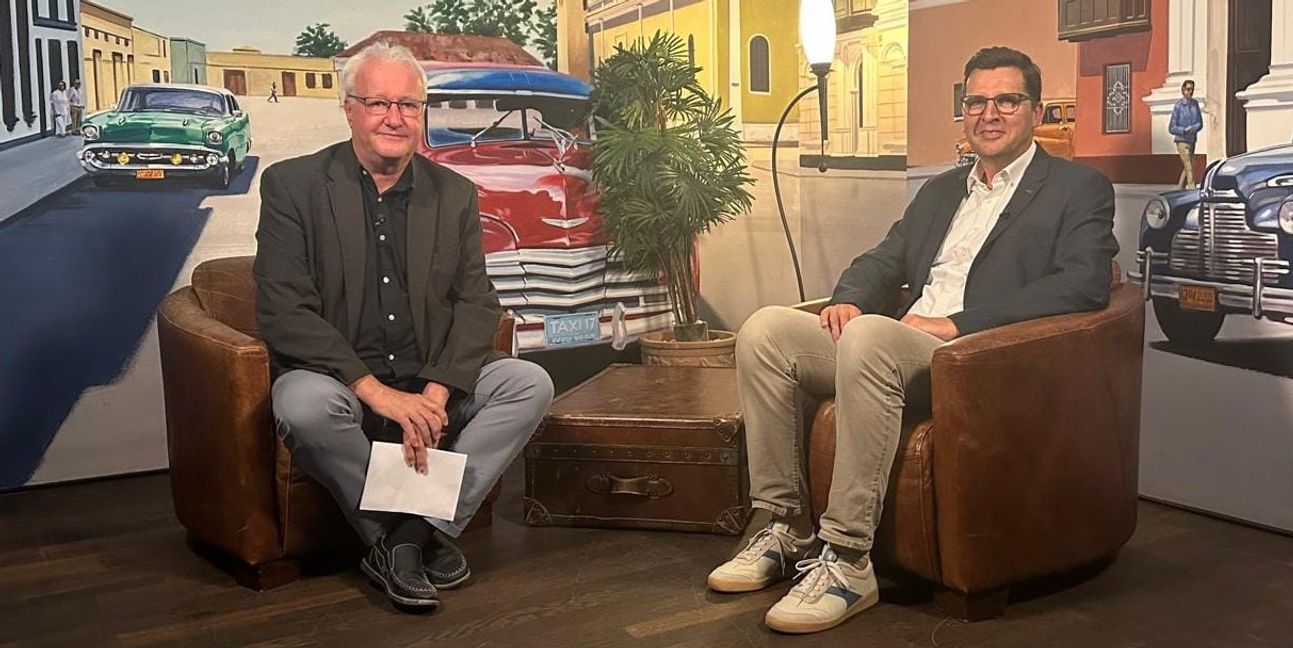 Bis 2027 soll der Ausbau der Autobahn 81 weitgehend geschafft sein. Darauf setzt Johannes Kuhn (rechts), Projektleiter bei der Deges. Im Stadtgespräch Böblingen mit Hans-Jörg Zürn (Sindelfinger Zeitung/Böblinger Zeitung) stellt er die besonderen Herausforderungen der Großbaustelle vor.Bild: Regio TV