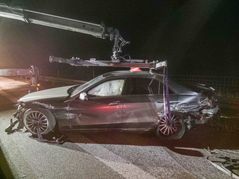 Der Mercedes des 19-Jährigen musste nach dem Unfall abgeschleppt und die Fahrbahn gereinigt werden. Bild: SDMG/Dettenmeyer