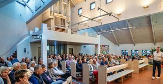 Schiiedsrichter Knut Kircher in der voll besetzten katholischen Kirche in Aidlingen.