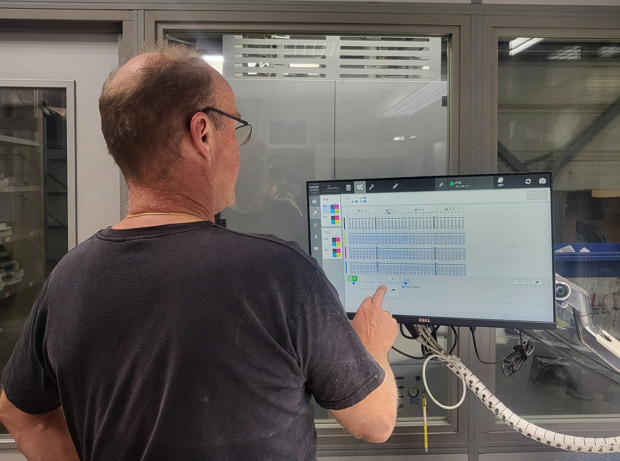 Während die Maschine mit hohem Tempo läuft, behält Andreas Morlok den Passer im Auge.