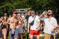 Die Massen feiern beim Wet-Festival im Sindelfinger Freibad.