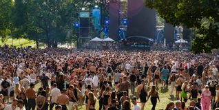 Die Massen feiern beim Wet-Festival im Sindelfinger Freibad.