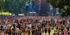 Die Massen feiern beim Wet-Festival im Sindelfinger Freibad.