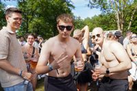 Die Massen feiern beim Wet-Festival im Sindelfinger Freibad.