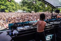 Die Massen feiern beim Wet-Festival im Sindelfinger Freibad.