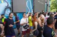 Die Massen feiern beim Wet-Festival im Sindelfinger Freibad.