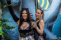 Die Massen feiern beim Wet-Festival im Sindelfinger Freibad.