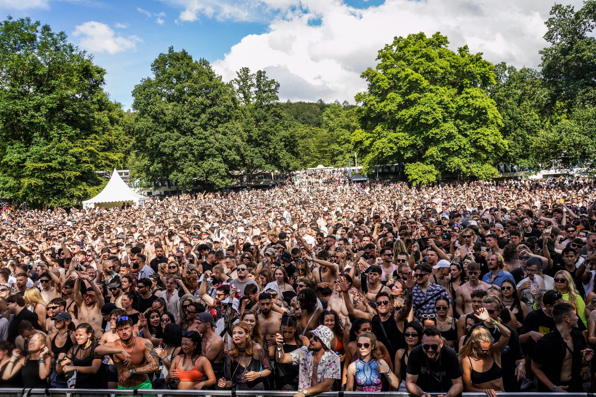 Die Massen feiern beim Wet-Festival im Sindelfinger Freibad.