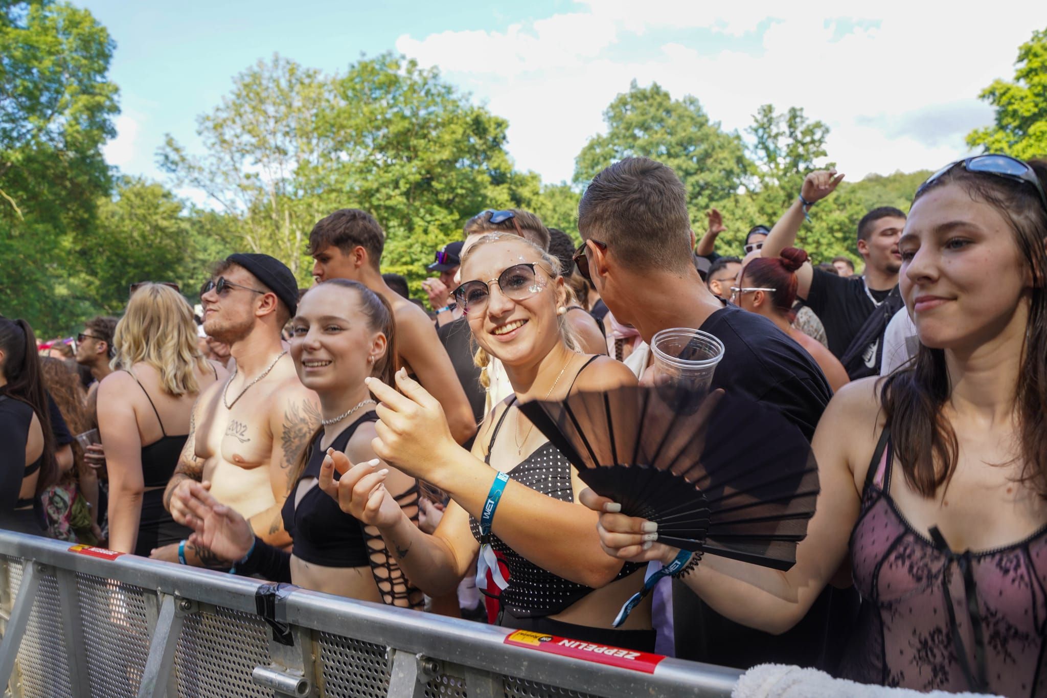 Die Massen feiern beim Wet-Festival im Sindelfinger Freibad.