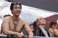 Die Massen feiern beim Wet-Festival im Sindelfinger Freibad.