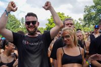 Die Massen feiern beim Wet-Festival im Sindelfinger Freibad.