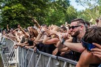 Die Massen feiern beim Wet-Festival im Sindelfinger Freibad.