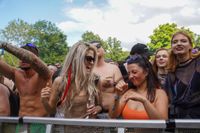 Die Massen feiern beim Wet-Festival im Sindelfinger Freibad.