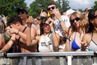Die Massen feiern beim Wet-Festival im Sindelfinger Freibad.