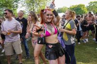 Die Massen feiern beim Wet-Festival im Sindelfinger Freibad.