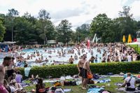 Die Massen feiern beim Wet-Festival im Sindelfinger Freibad.