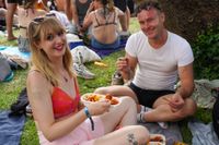 Die Massen feiern beim Wet-Festival im Sindelfinger Freibad.