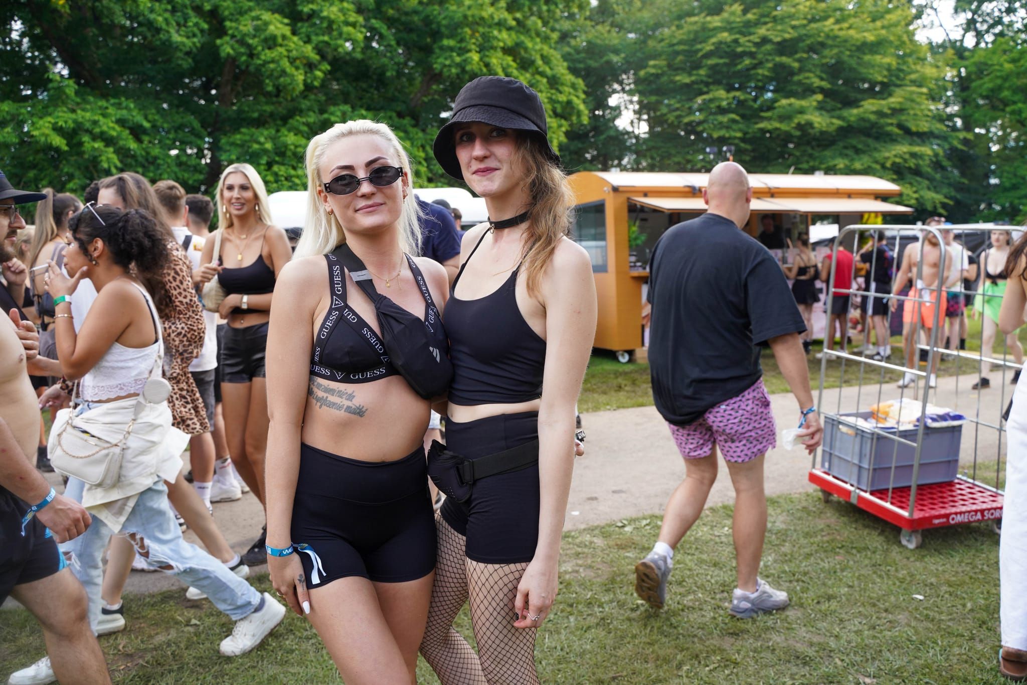 Die Massen feiern beim Wet-Festival im Sindelfinger Freibad.