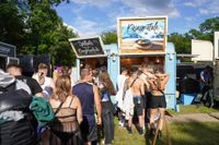 Die Massen feiern beim Wet-Festival im Sindelfinger Freibad.