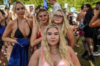 Die Massen feiern beim Wet-Festival im Sindelfinger Freibad.
