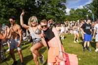 Die Massen feiern beim Wet-Festival im Sindelfinger Freibad.