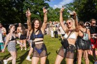 Die Massen feiern beim Wet-Festival im Sindelfinger Freibad.