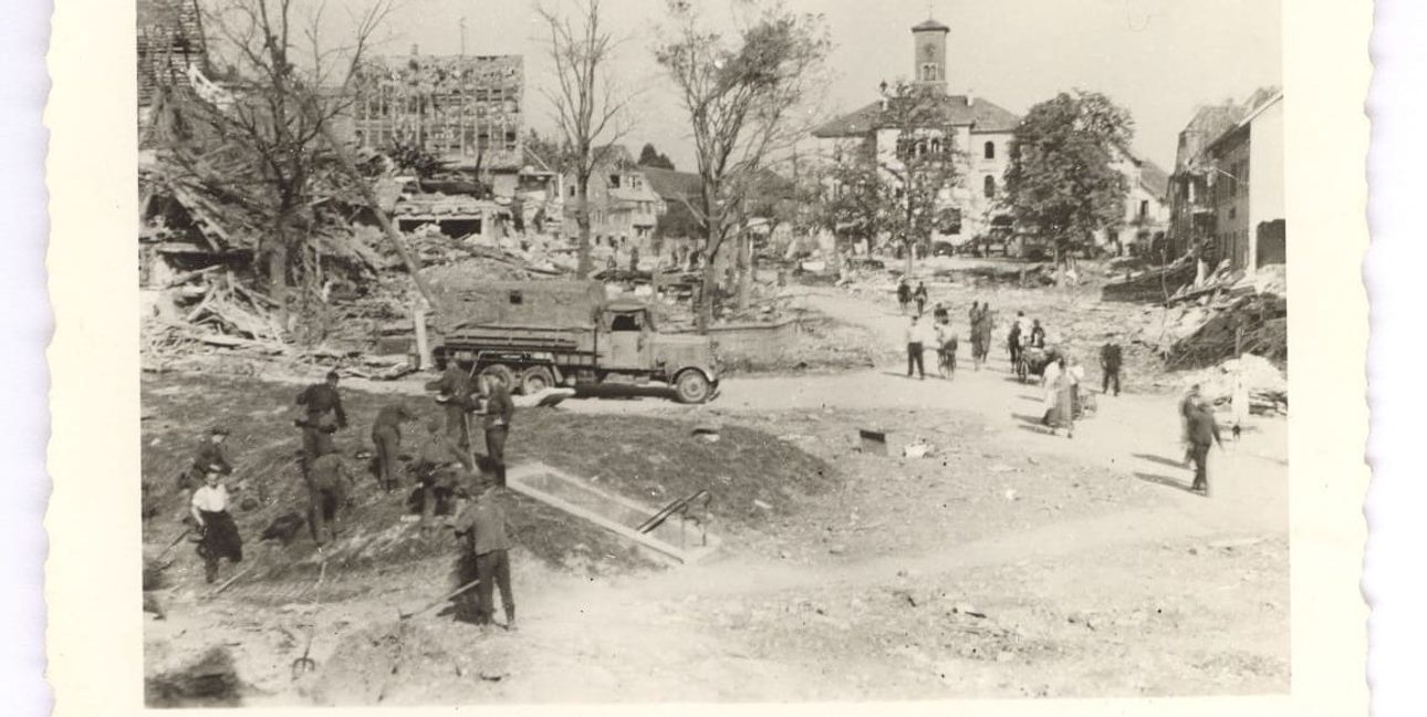 Blick auf den zerstoerten Adolf-Hitler-Platz (heutiger Marktplatz) am 10. September 1944.