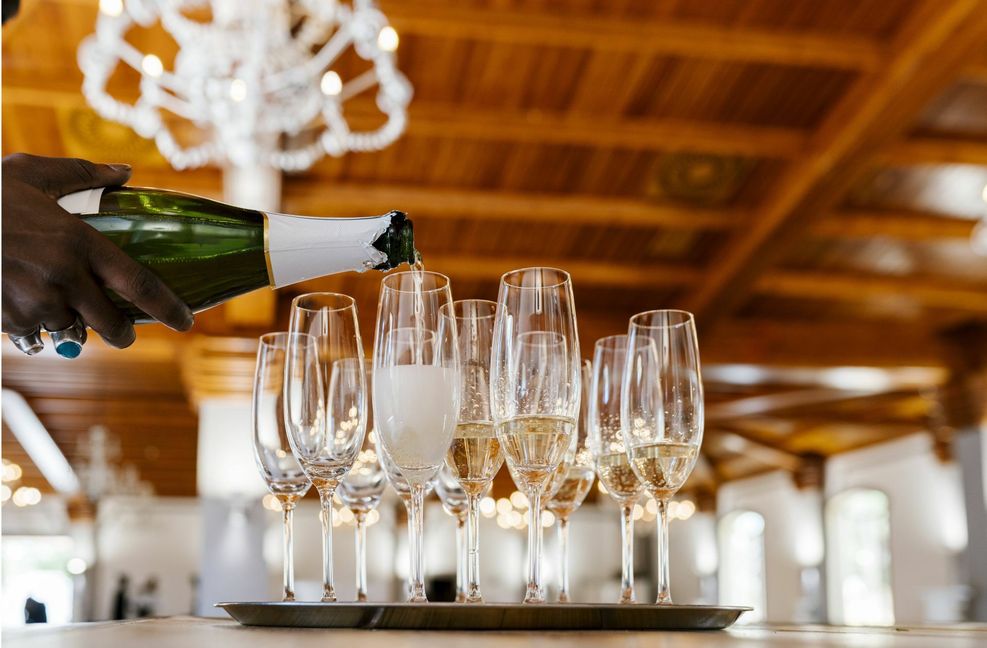 Heiraten – in Baden-Württemberg ist das auf den Standesämtern mit Einschränkungen möglich, und auch große Feiern können unter bestimmten Voraussetzungen steigen.
Foto: imago//Westend61