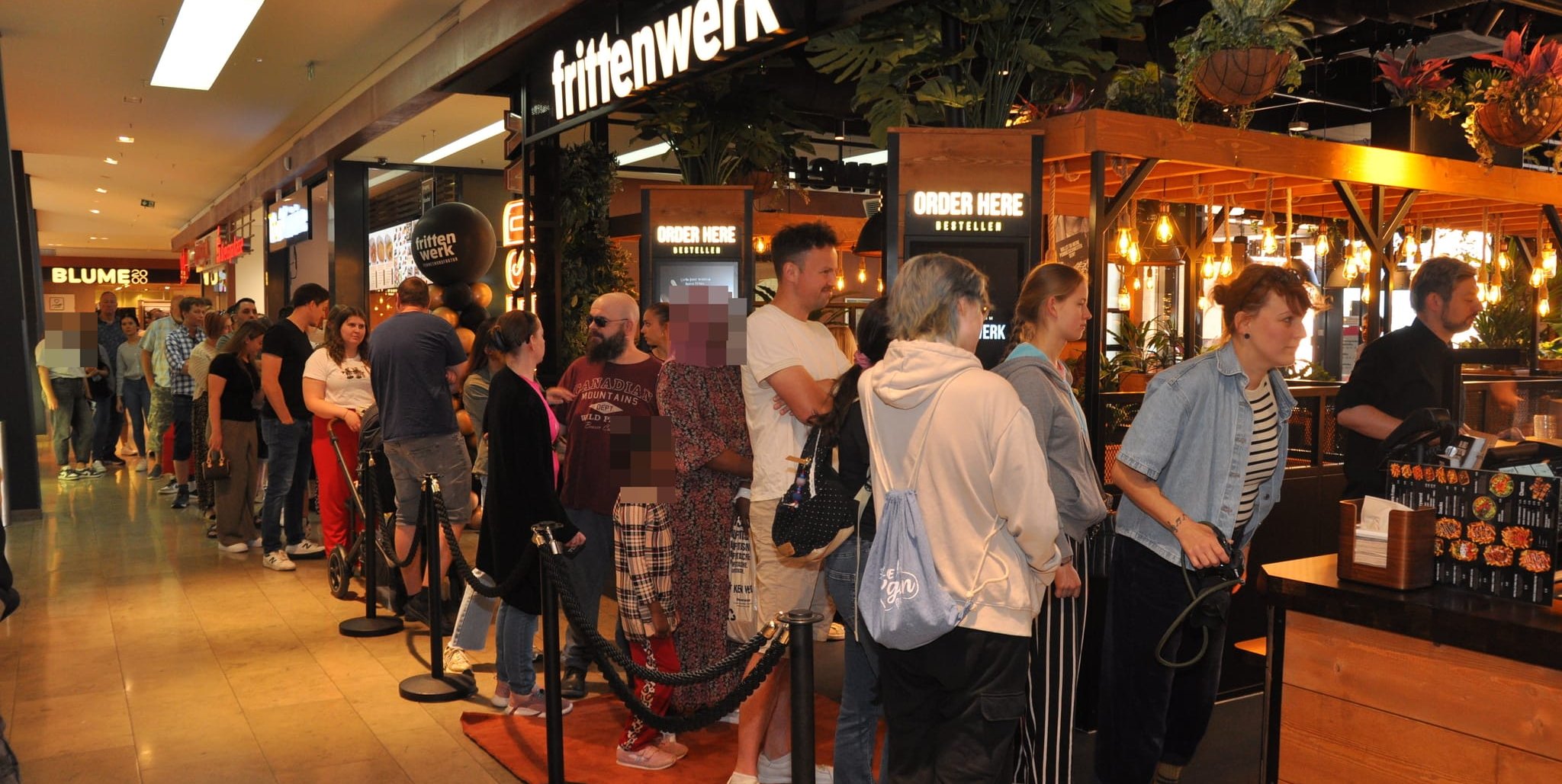 Andrang bei der Eröffnung des Frittenwerks in Böblingen.